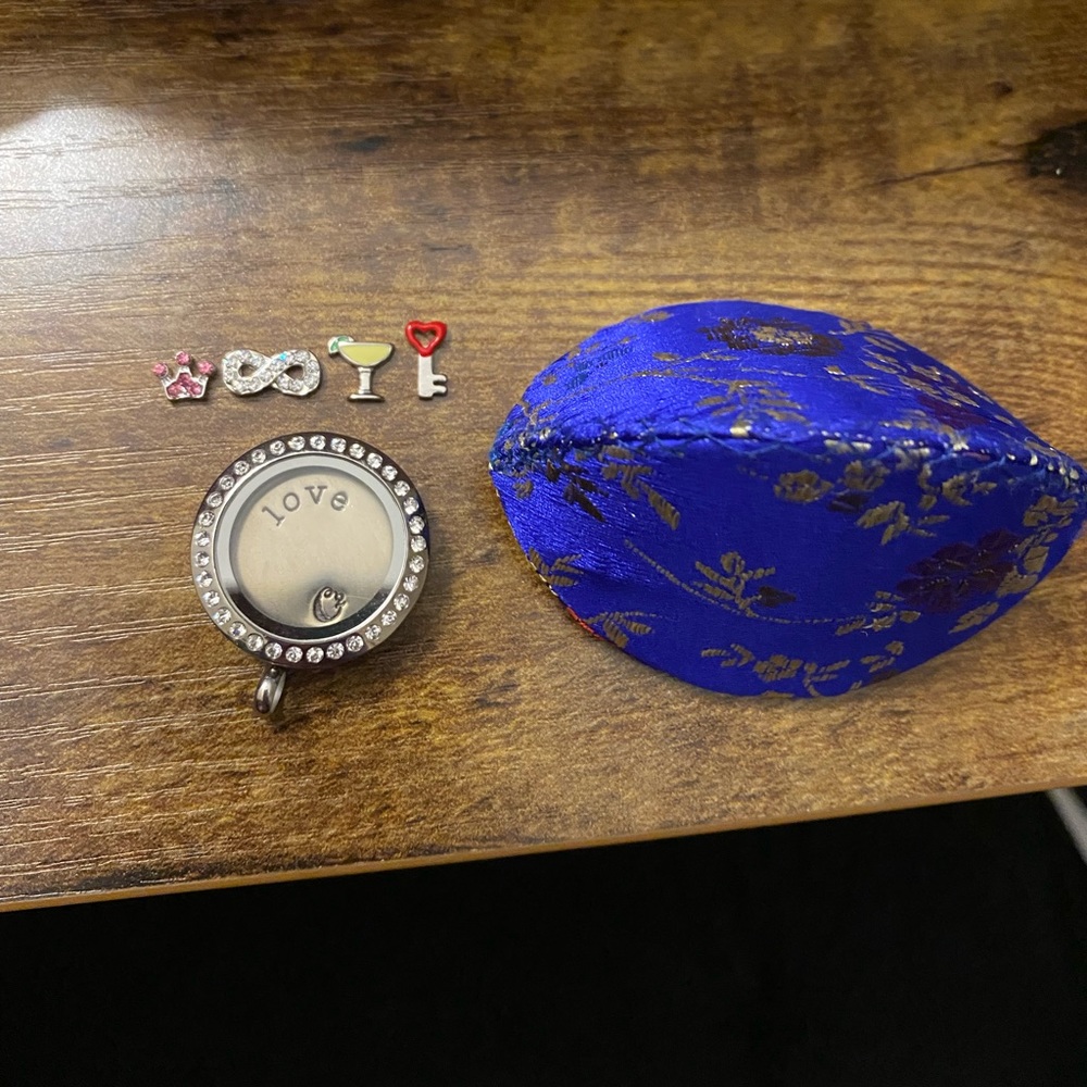 🎀NEW Orgami owl pendant with charms🎀